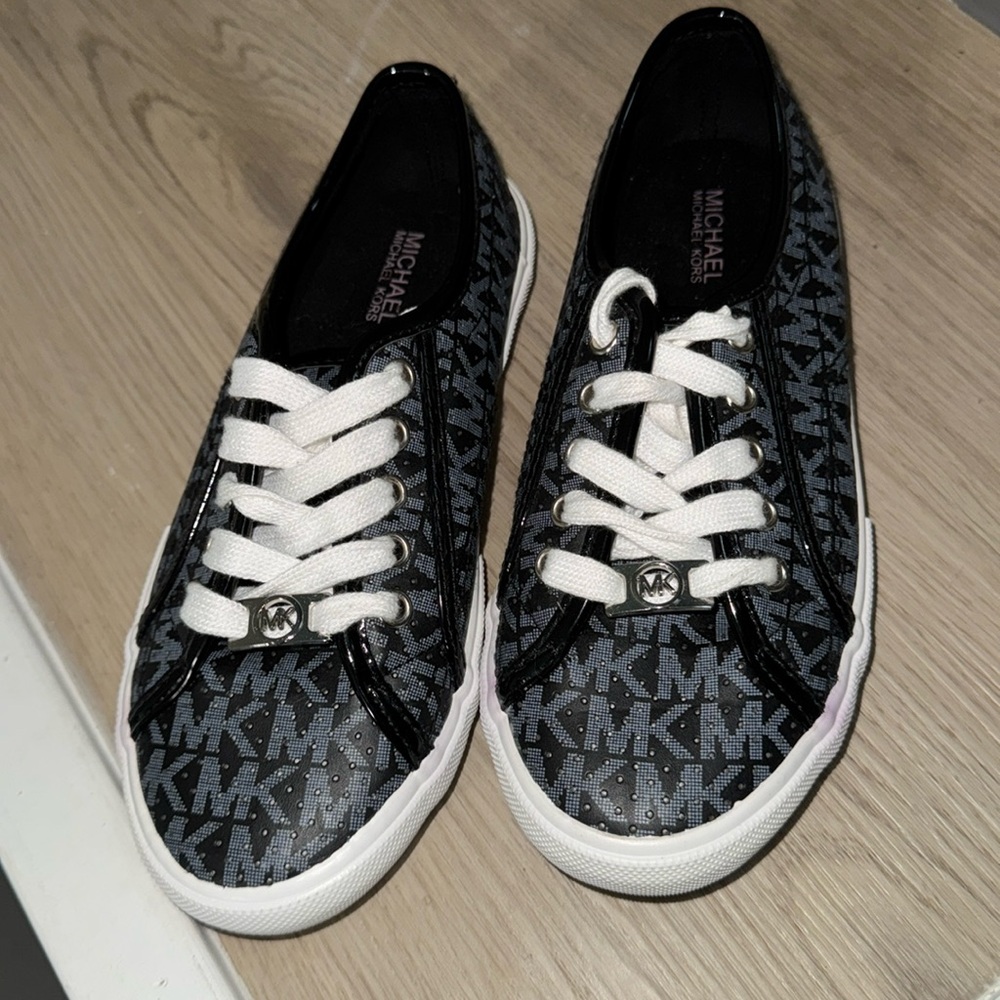 Michael Michael Kors Logo Fashion Sneaker size 1 for girls